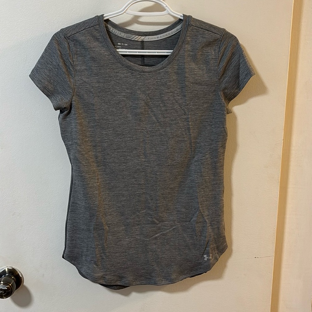 Under armour threadborne running short sleeve heat gear.